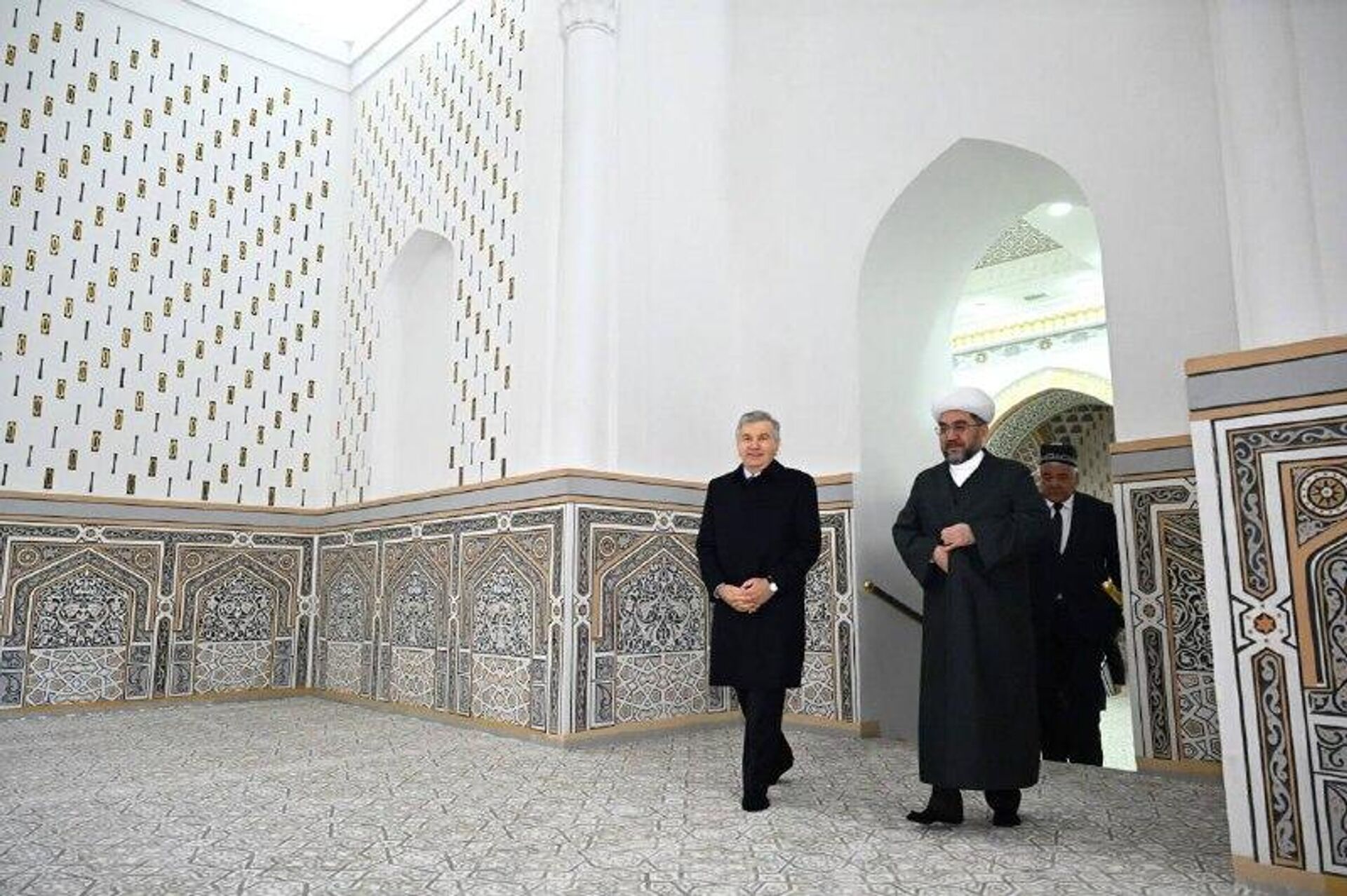 Шавкат Мирзиёев начал визит в Сурхандарью с посещения мавзолея Хакима Термези - Sputnik Узбекистан, 1920, 26.02.2026