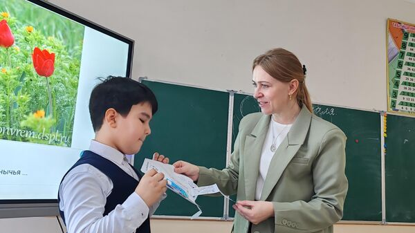 В общеобразовательной школе №9 Самарканда работает педагог из Сахалина - Sputnik Узбекистан