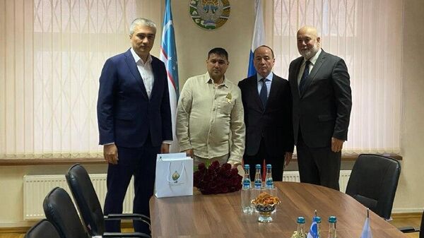 Фото с церемонии вручения Хайрулло Ибадуллаеву медали Жасорат поделился пресс-секретарь МИД РУз Ахрор Бурханов - Sputnik Узбекистан