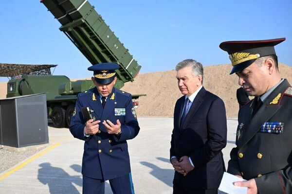 ‍ Президент Узбекистана посетил воинскую часть в Сурхандарьинской области - Sputnik Узбекистан