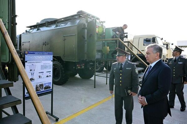 ‍ Президент Узбекистана посетил воинскую часть в Сурхандарьинской области - Sputnik Узбекистан