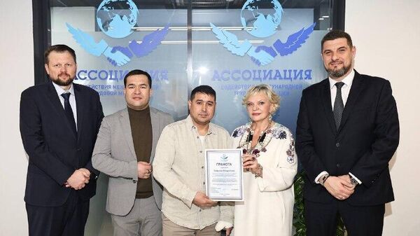 Хайрулло Ибадуллаев стал первым лауреатом премии Большие сердца без границ - Sputnik Узбекистан