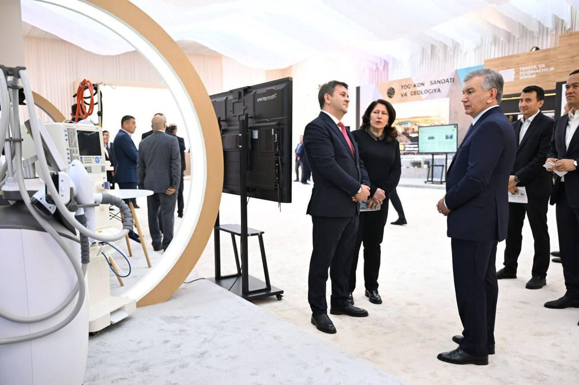 Шавкат Мирзиёев принял участие в церемонии ввода в строй и запуска строительства новых проектов. Шавкат Мирзиёев принял участие в церемонии ввода в строй и запуска строительства новых проектов. - Sputnik Узбекистан, 1920, 26.02.2026