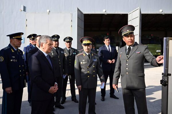 Шавкат Мирзиёев в ходе поездки в Сурхандарьинскую область посетил воинскую часть - Sputnik Ўзбекистон