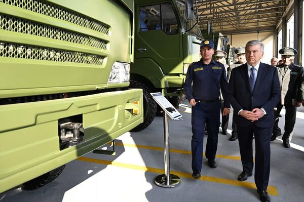 Шавкат Мирзиёев в ходе поездки в Сурхандарьинскую область посетил воинскую часть - Sputnik Ўзбекистон