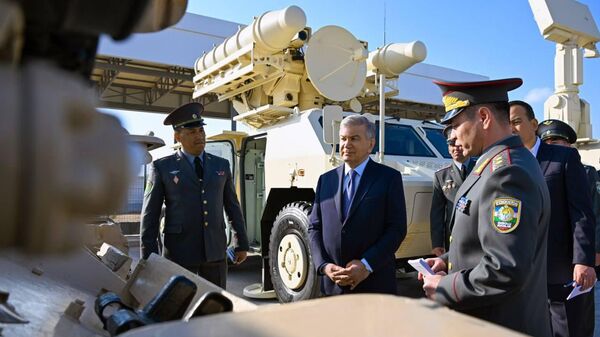 Шавкат Мирзиёев в ходе поездки в Сурхандарьинскую область посетил воинскую часть - Sputnik Ўзбекистон