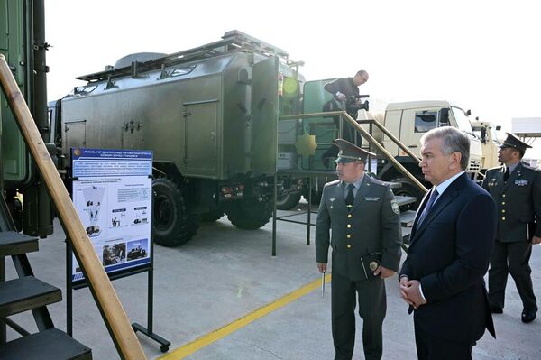 Шавкат Мирзиёев в ходе поездки в Сурхандарьинскую область посетил воинскую часть - Sputnik Ўзбекистон