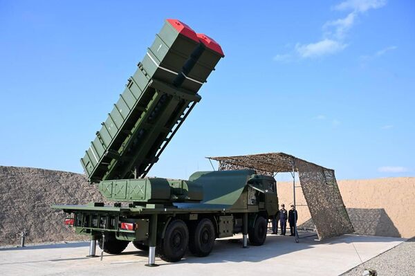 Шавкат Мирзиёев в ходе поездки в Сурхандарьинскую область посетил воинскую часть - Sputnik Ўзбекистон