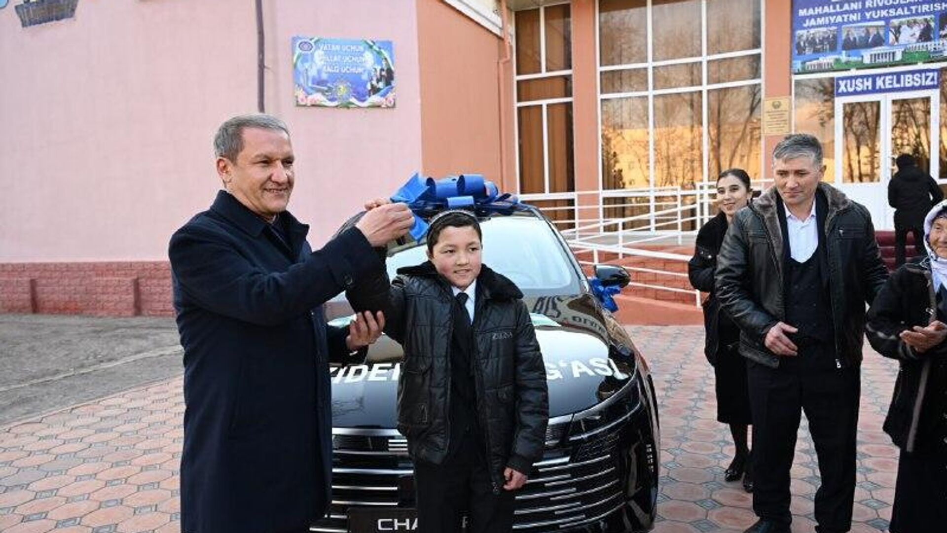 Школьнику вручили подарок от президента – автомобиль BYD Школьнику вручили подарок от президента – автомобиль BYD - Sputnik Узбекистан, 1920, 27.02.2026