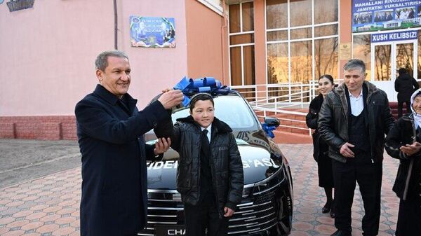 Школьнику вручили подарок от президента – автомобиль BYD - Sputnik Узбекистан