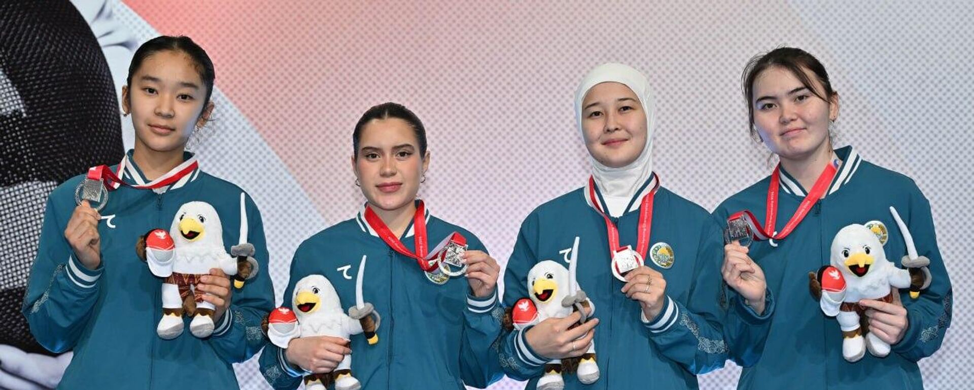 Узбекистанские саблистки завоевали серебряную медаль на чемпионате Азии в Индонезии. - Sputnik Узбекистан, 1920, 27.02.2026