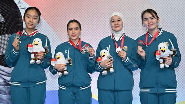Узбекистанские саблистки завоевали серебряную медаль на чемпионате Азии в Индонезии. - Sputnik Узбекистан