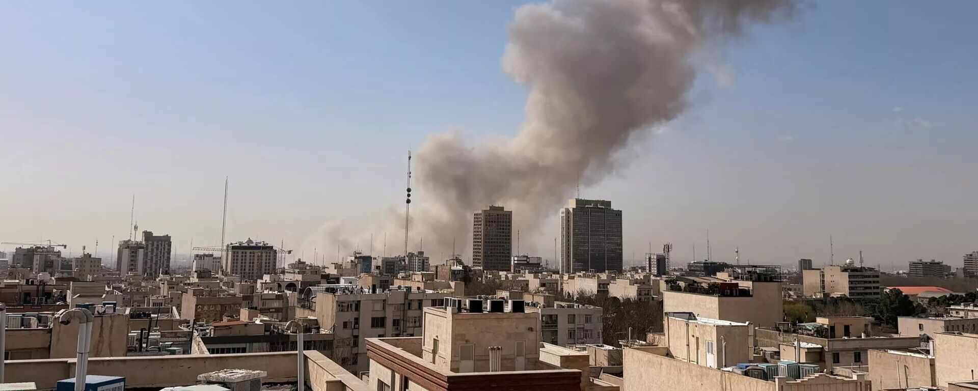 Дым на месте удара по Тегерану - Sputnik Ўзбекистон, 1920, 28.02.2026