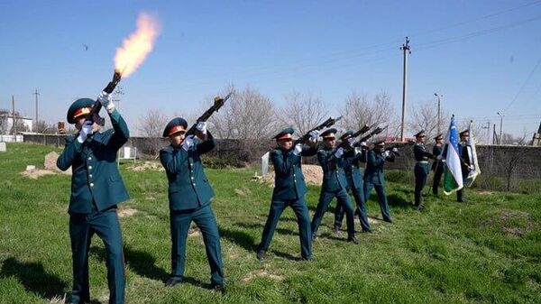 В Кашкадарье простились с погибшим инспектором ДПС - Sputnik Узбекистан