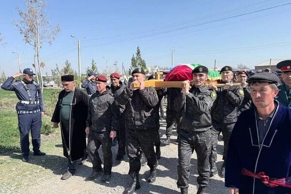 В Кашкадарье простились с погибшим инспектором ДПС В Кашкадарье простились с погибшим инспектором ДПС - Sputnik Узбекистан