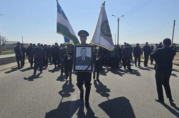 В Кашкадарье простились с погибшим инспектором ДПС В Кашкадарье простились с погибшим инспектором ДПС - Sputnik Узбекистан