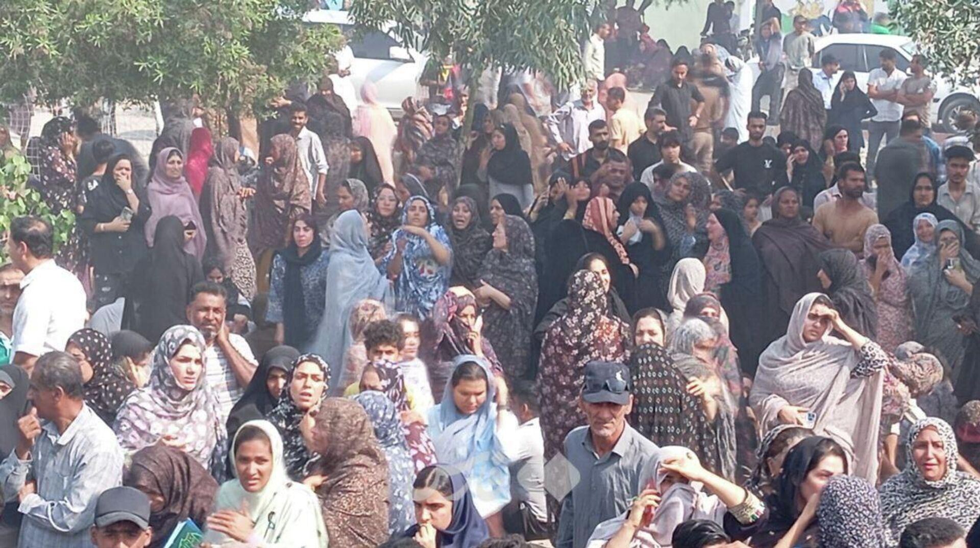 Матери погибших детей в Минабе после ракетного удара - Sputnik Ўзбекистон, 1920, 28.02.2026