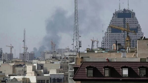 Дым на месте американо-израильского удара по Тегерану. Архивное фото
 - Sputnik Ўзбекистон