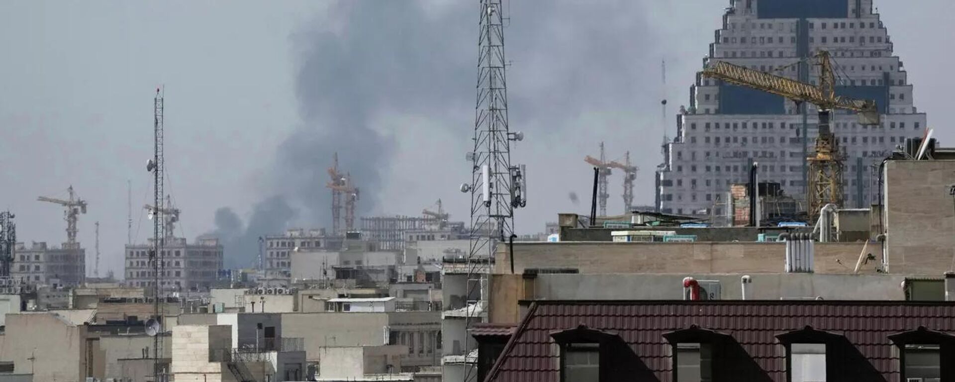 Dim na meste amerikano-izrailskogo udara po Tegeranu. Arxivnoe foto
 - Sputnik O‘zbekiston, 1920, 01.03.2026