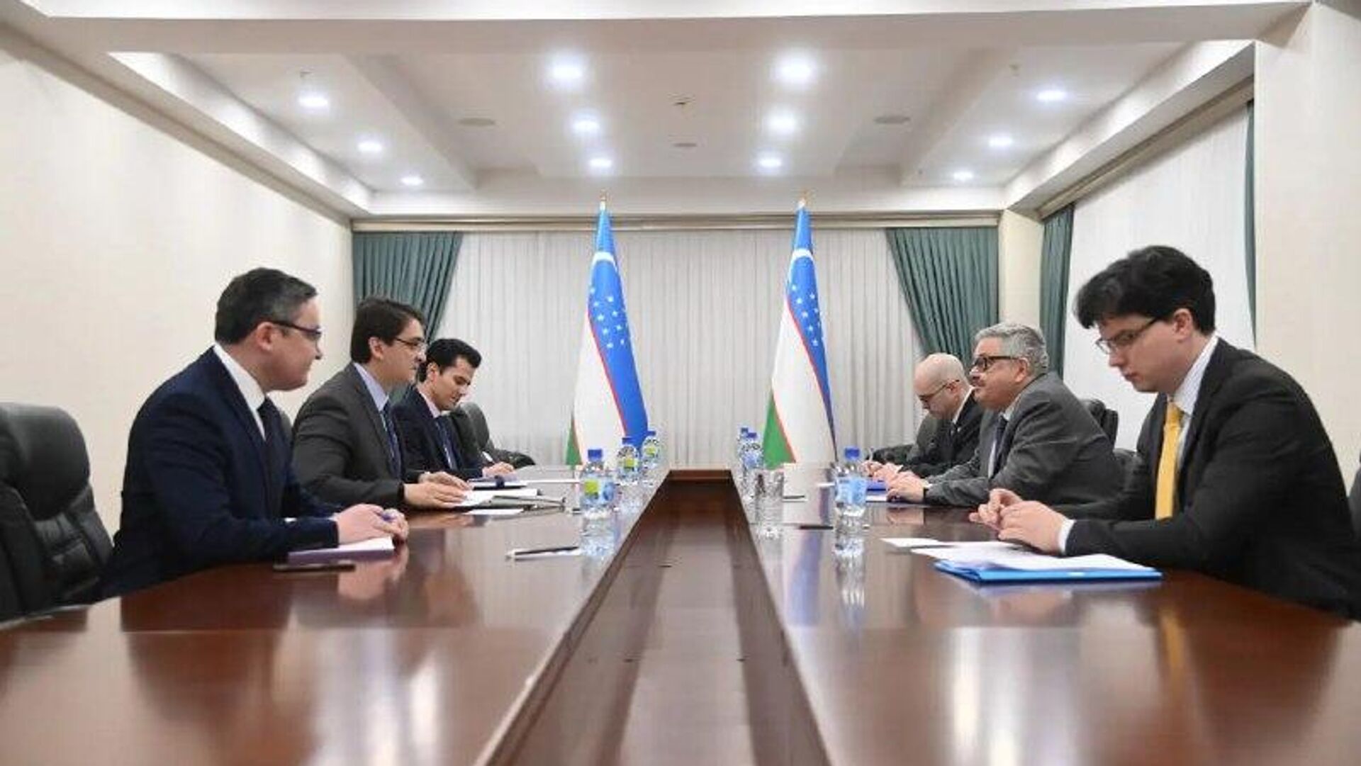 Посол России в Узбекистане и замглавы МИД РУз обсудили актуальные вопросы узбекско-российских отношений Посол России в Узбекистане и замглавы МИД РУз обсудили актуальные вопросы узбекско-российских отношений - Sputnik Узбекистан, 1920, 04.03.2026