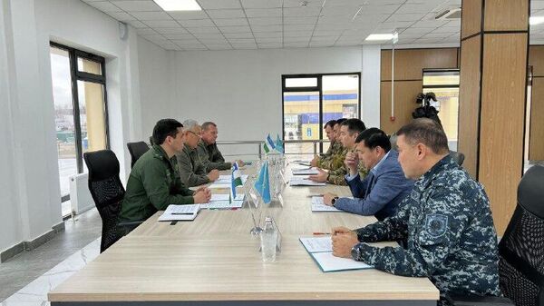 Пограничные и таможенные органы Узбекистана и Казахстана провели встречу на КПП Капланбек - Sputnik Узбекистан