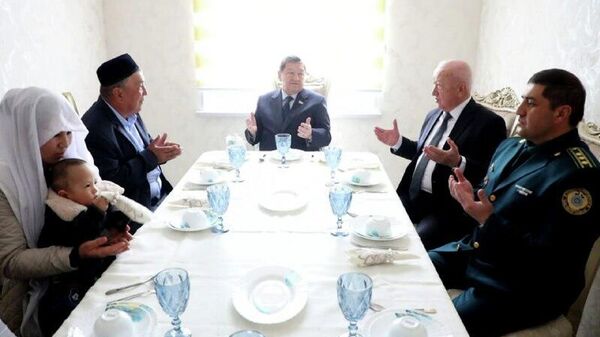 Семье погибшего Хосилбека Эшназарова подарили трехкомнатную квартиру - Sputnik Узбекистан