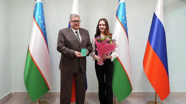 В канун 8 марта посол РФ вручил 1,5-тысячное свидетельство участника программы переселения в Россию со статусом репатриант - Sputnik Узбекистан