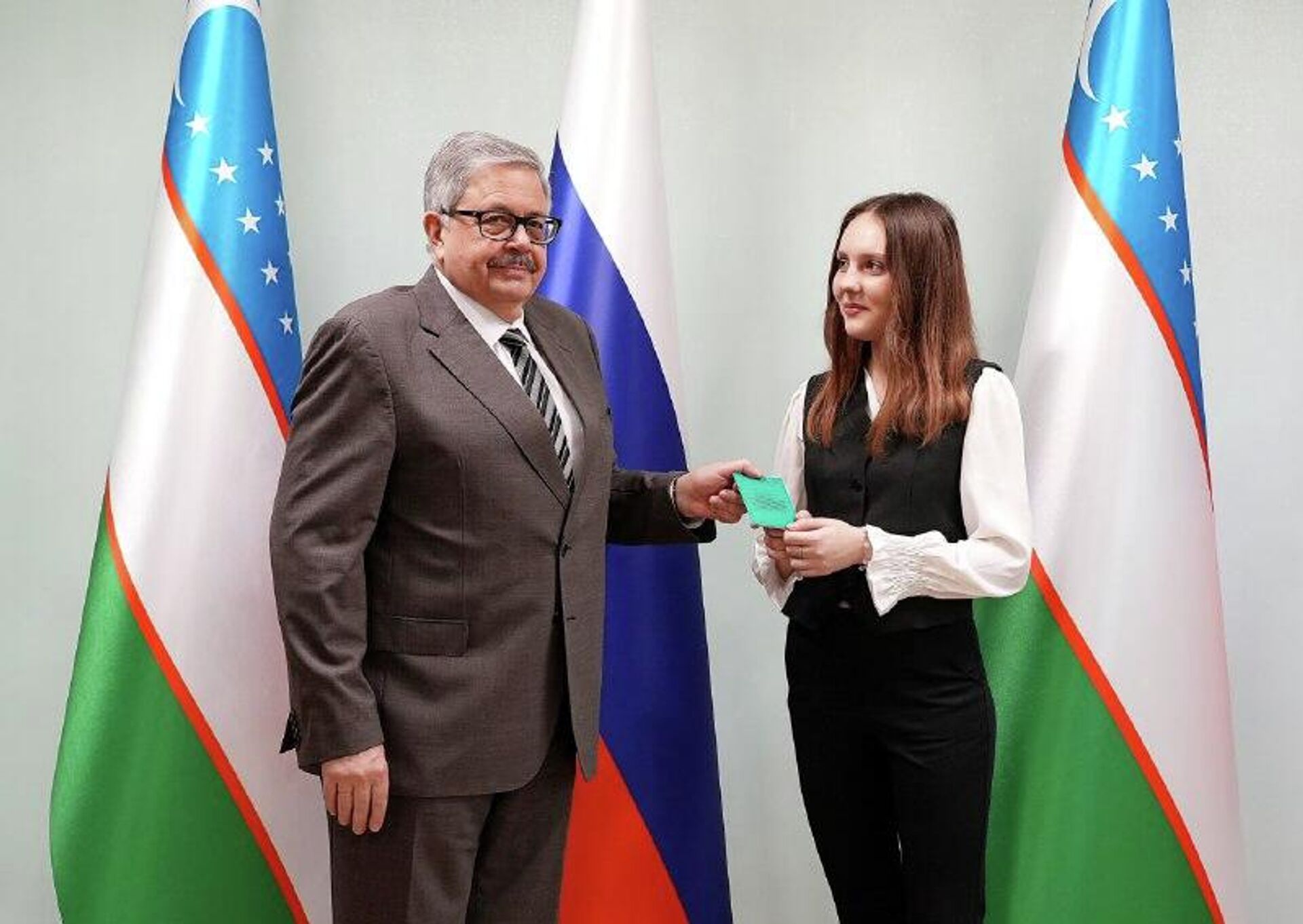 В канун 8 марта посол РФ вручил 1,5-тысячное свидетельство участника программы переселения в Россию со статусом репатриант - Sputnik Узбекистан, 1920, 06.03.2026