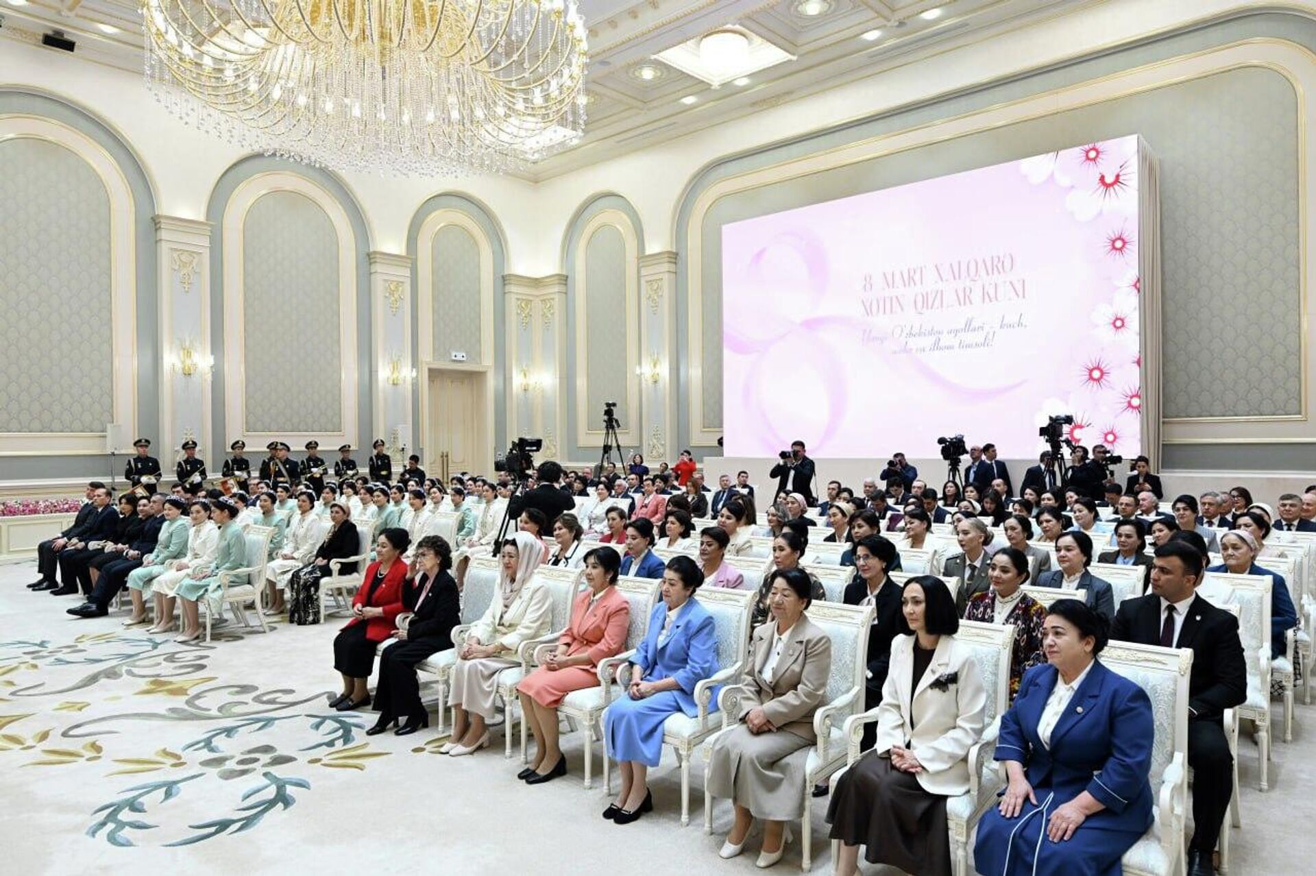 Seremoniya vrucheniya nagrad jenshinam na kanune 8-marta - Sputnik O‘zbekiston, 1920, 06.03.2026