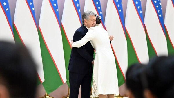 🟠Президент Узбекистана вручил женщинам высшие государственные звания, ордена и медали - Sputnik Узбекистан