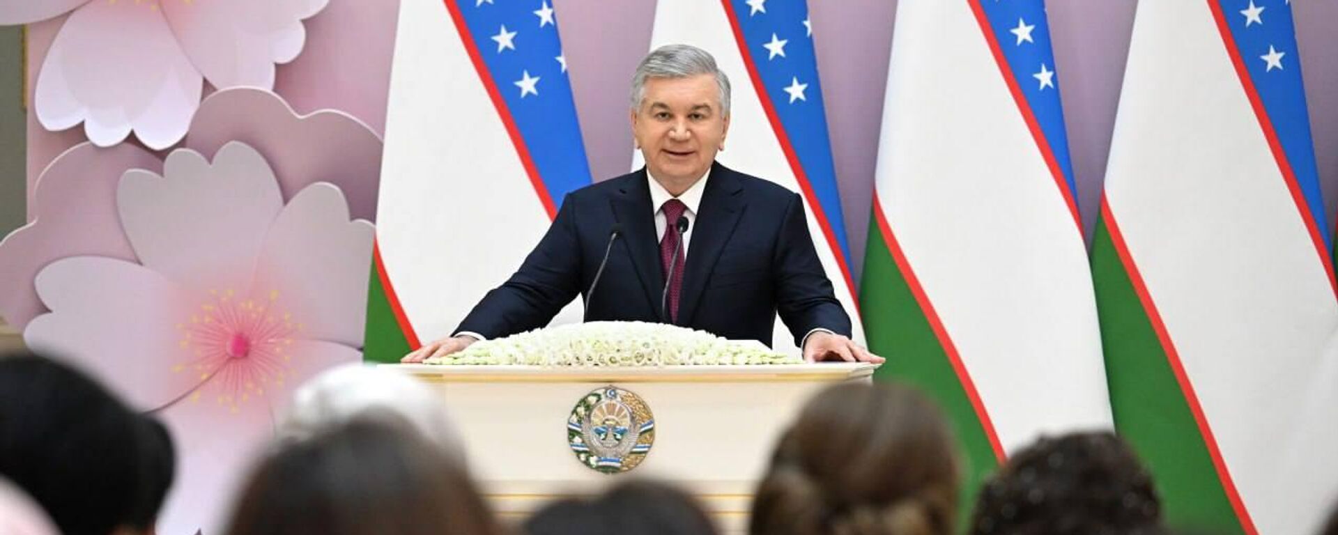 Шавкат Мирзиёев вручил государственные награды на торжественной церемонии по случаю Международного женского дня. - Sputnik Узбекистан, 1920, 07.03.2026