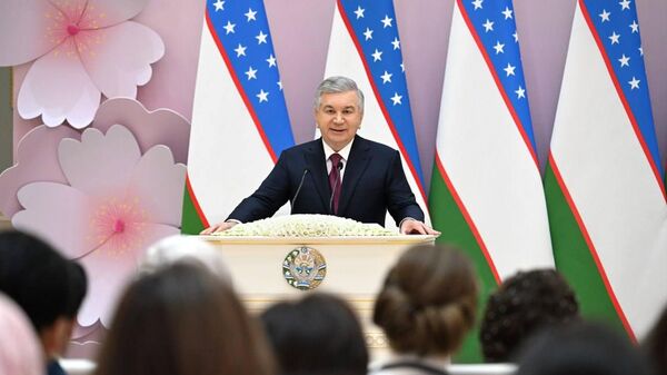 Шавкат Мирзиёев вручил государственные награды на торжественной церемонии по случаю Международного женского дня. - Sputnik Узбекистан