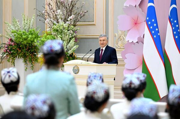 Шавкат Мирзиёев вручил государственные награды на торжественной церемонии по случаю Международного женского дня. - Sputnik Узбекистан