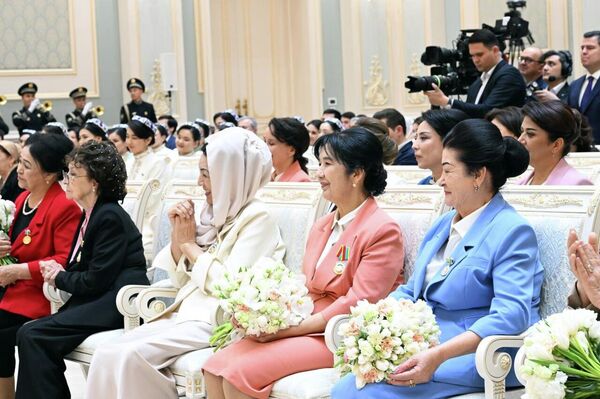 Шавкат Мирзиёев вручил государственные награды на торжественной церемонии по случаю Международного женского дня. - Sputnik Узбекистан