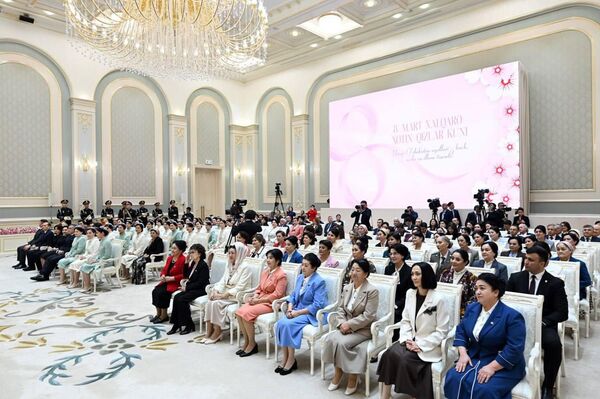 Шавкат Мирзиёев вручил государственные награды на торжественной церемонии по случаю Международного женского дня. - Sputnik Узбекистан