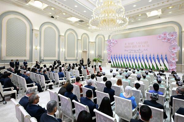 Шавкат Мирзиёев вручил государственные награды на торжественной церемонии по случаю Международного женского дня. - Sputnik Узбекистан