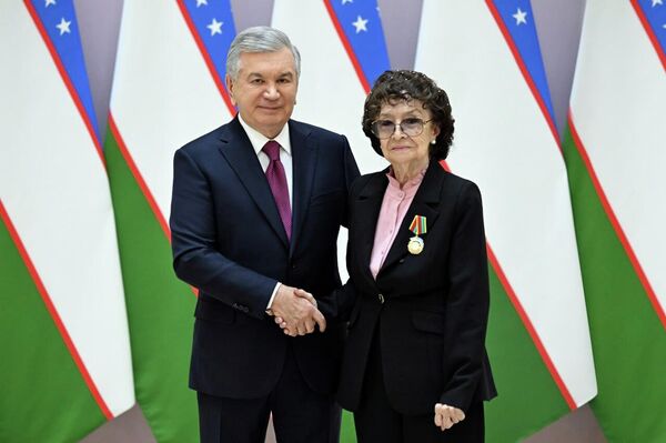 Шавкат Мирзиёев вручил государственные награды на торжественной церемонии по случаю Международного женского дня. - Sputnik Узбекистан