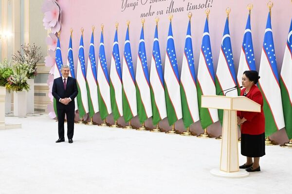 Шавкат Мирзиёев вручил государственные награды на торжественной церемонии по случаю Международного женского дня. - Sputnik Узбекистан