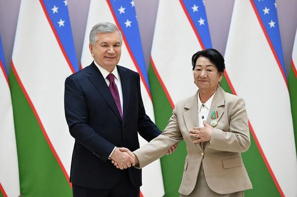 Шавкат Мирзиёев вручил государственные награды на торжественной церемонии по случаю Международного женского дня. - Sputnik Узбекистан