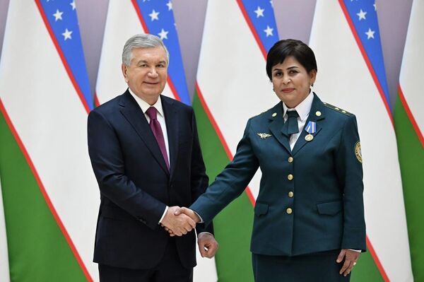 Шавкат Мирзиёев вручил государственные награды на торжественной церемонии по случаю Международного женского дня. - Sputnik Узбекистан