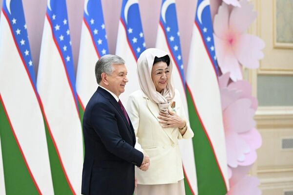 Шавкат Мирзиёев вручил государственные награды на торжественной церемонии по случаю Международного женского дня. - Sputnik Узбекистан