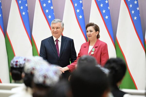 Шавкат Мирзиёев вручил государственные награды на торжественной церемонии по случаю Международного женского дня. - Sputnik Узбекистан