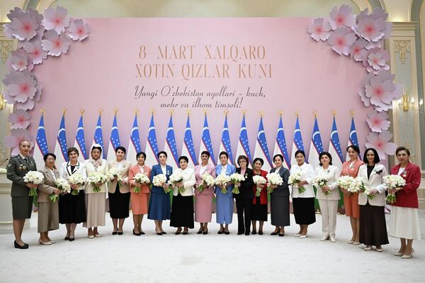 Шавкат Мирзиёев вручил государственные награды на торжественной церемонии по случаю Международного женского дня. - Sputnik Узбекистан