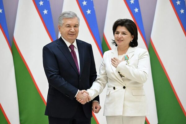 Шавкат Мирзиёев вручил государственные награды на торжественной церемонии по случаю Международного женского дня. - Sputnik Узбекистан