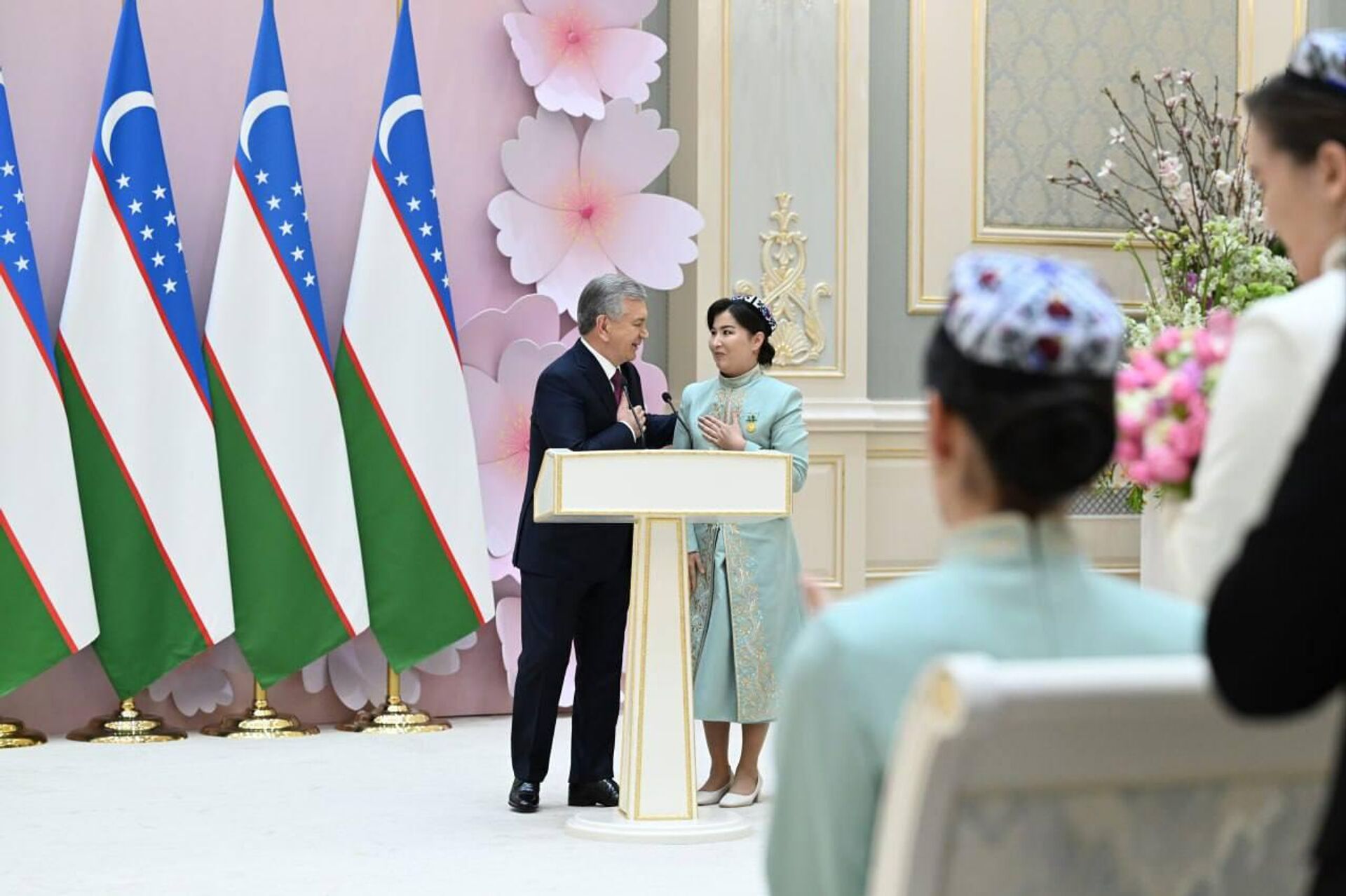Шавкат Мирзиёев вручил государственные награды на торжественной церемонии по случаю Международного женского дня. - Sputnik Узбекистан, 1920, 07.03.2026