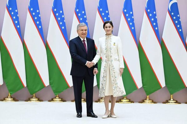 Шавкат Мирзиёев вручил государственные награды на торжественной церемонии по случаю Международного женского дня. - Sputnik Узбекистан