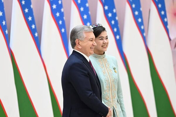 Шавкат Мирзиёев вручил государственные награды на торжественной церемонии по случаю Международного женского дня. - Sputnik Узбекистан