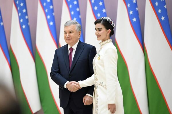 Шавкат Мирзиёев вручил государственные награды на торжественной церемонии по случаю Международного женского дня. - Sputnik Узбекистан