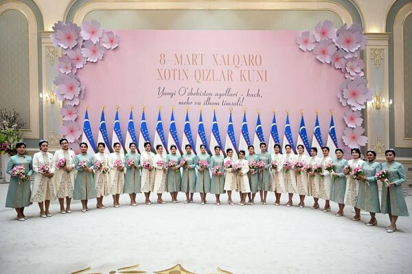 Шавкат Мирзиёев вручил государственные награды на торжественной церемонии по случаю Международного женского дня. - Sputnik Узбекистан