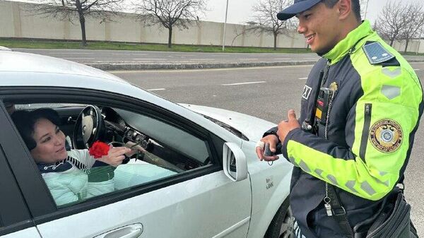 Правоохранители в Ташкенте поздравляют женщин с праздником и вручают небольшие подарки - Sputnik Узбекистан